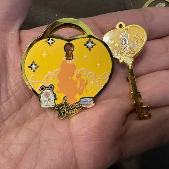 Disney Princess Enchanted Keychain Collection - Picture 2 of 4